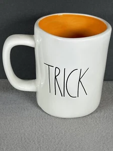 Taza artesanal de Halloween blanco y naranja LL Rae Dunn - Imagen 1 de 3