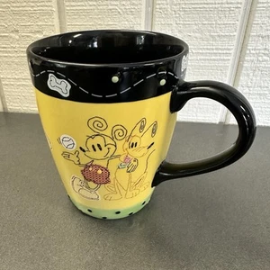Taza de café de cerámica exclusiva de Mickey y Pluto Friends jugando a buscar de Disney Store - Imagen 1 de 12