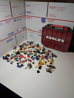 Lote de juguetes Roblox con estuche de transporte figuras más accesorios ver fotos zoom Foto 1 de 4