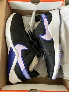NEU! Damen Nike Legend Essential 2 Größe 11,5. Schwarz/ Puppe-Lapis-Lichtdistel - Bild 1 von 6