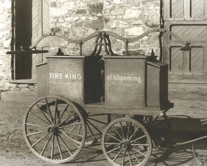 Oldtimer Feuerwehr Handpumpe Auto Ishpeming Michigan Fire Department ANSEHEN - Bild 1 von 1