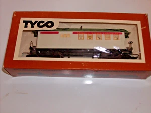 HO Scale Tyco, 1890 Combine Passenger Car, ATSF Santa Fe, White & Green - Picture 1 of 4