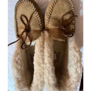 UGG Cozy Sheepskin Moccasin Slippers Indoor Outdoor Comfort Shoes - Picture 1 of 6