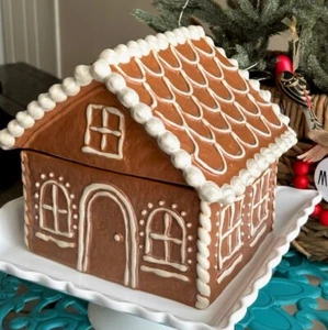 New  Pottery Barn Gingerbread House Stoneware Cookie Jar - Picture 1 of 12