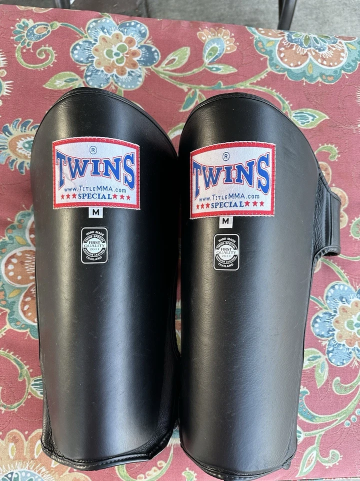Espinilleras Twins Title MMA Kickboxing mediano Foto 1 de 3