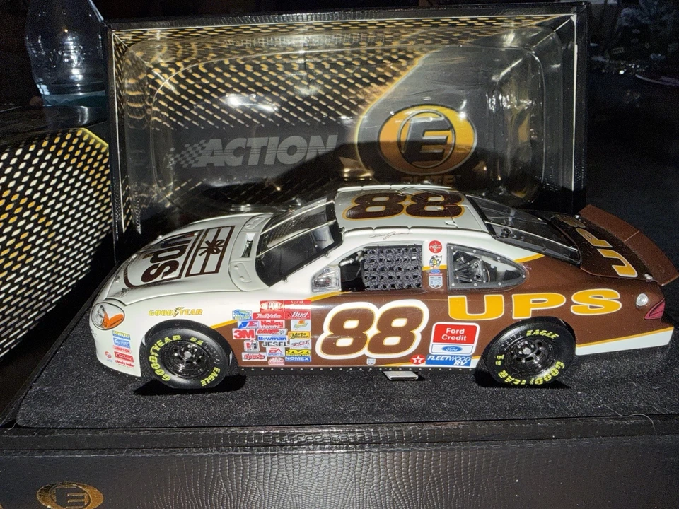 Ford Taurus 2001 Dale Jarrett #88 - Elite/3204 Foto 1 de 4