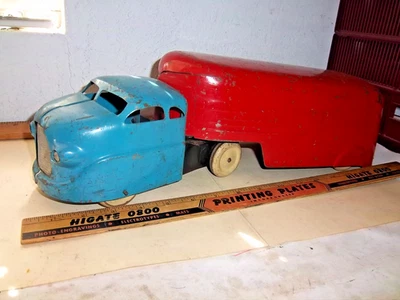 Camión semirremolque Wyandotte Studebaker Streamline 1939 y remolque de carga en carretera Foto 1 de 4