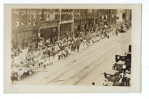 Escuela Dominical Rally Día Desfile RPPC Postal Davenport Iowa Flotadores Coches Antiguos - Imagen 1 de 2