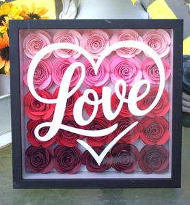 Handwerkliche Handarbeit gerollte Blume Schatten Box Wohndeko Geschenk rot Liebe 8x8 - Bild 1 von 3