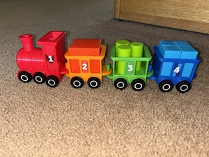 Juego de trenes de recursos de aprendizaje de plástico y bloques colores números 4 vagones trenes - Imagen 1 de 4