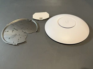 Ubiquiti UniFi U6 Pro 4.8Gbps Wi-Fi PoE Wireless Access Point - White - Bild 1 von 3