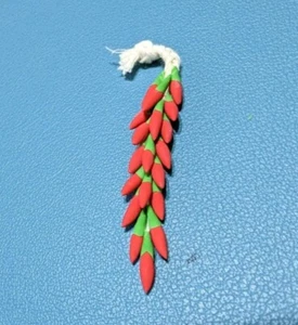 String of Hot Peppers Puppenhaus Miniatur im Maßstab 1:12 - schneller US-VERSAND - Bild 1 von 1