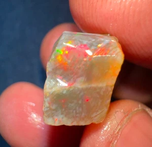 Piedra preciosa iridiscente áspera de ópalo etíope crudo para joyería o colección 23 quilates - Imagen 1 de 7