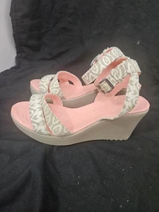 Crocs LEIGH Graphic Stucco Tumbleweed hellbraun rosa Plateau Fersenriemen Sandalen Gr. 6 - Bild 1 von 8