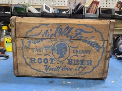 Botellas de cerveza de raíz de moda antigua Frostie vintage raras con caja de madera caja dama Foto 1 de 4