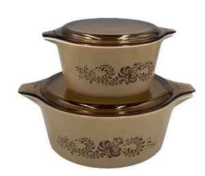 Vintage 2er Set Pyrex Beige Braun Gehöft Braun Aschenputtel Schüsseln/Deckel 475B/473B - Bild 1 von 24