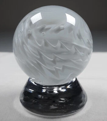 Sammy Sam Hogue White As Snow Ribbon Glass Marble with Hogue Stand 1.72" - Изображение 1 из 4