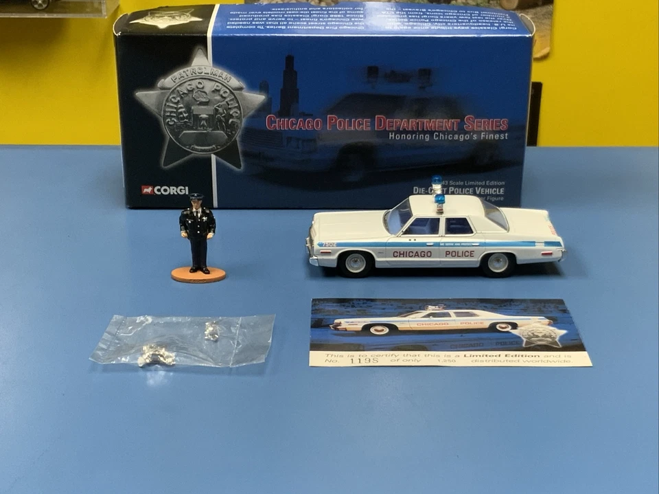 CORGI 1974 DODGE MONACO CHICAGO POLICE DEPARTMENT W/ POLICEMAN LIMITED DAMAGED - Image 1 of 4