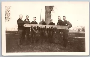 1930er Original Schnappschuss Foto Männer halten Tafel hängend Fisch Fischer - Bild 1 von 2