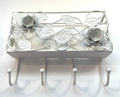 Estante floral de metal blanco con ganchos para toallas  Foto 1 de 4