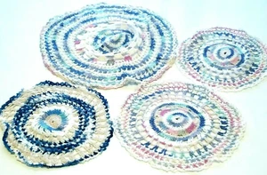 Lote de 4 tapetes de ganchillo hechos a mano redondos tonos azul/beige/rosa - Imagen 1 de 6
