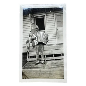 Foto De Colección Soldado Tocando Acordeón Porche Uniforme Instantánea Escena de Música Años 40 - Imagen 1 de 3