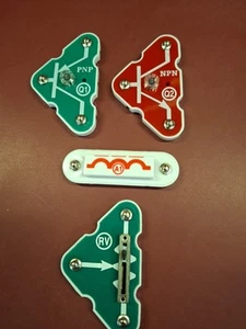 Electronic Snap Circuits Q1 PNP & Q2 NPN Transistors And A1 & RV LOT OF 4 - Picture 1 of 3