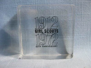 PISAPAPELES NIÑA SCOUT 60 ANIVERSARIO LUCITE, 1912-1972, RARO - Imagen 1 de 7