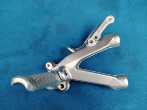 JUEGO REPOSAPIÉS TRASERO DERECHO DUCATI PANIGALE V2 1299 959 SOPORTE CLAVIJA - Imagen 1 de 7