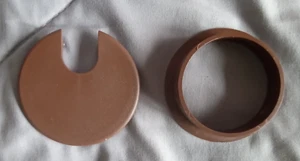 TAPPO OCCHIELLO E OCCHIELLO PER MOBILI IN PLASTICA MARRONE - Foto 1 di 4