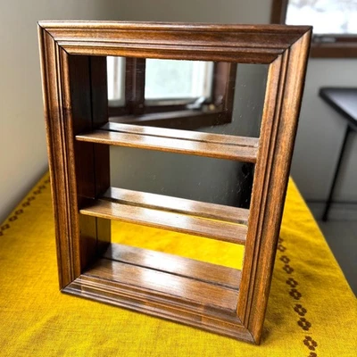 Antiguo boticario empotrado con espejo Foto 1 de 4