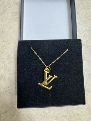  Impresionante colgante con dije Louis Vuitton tono dorado con logotipo LV. En cadena de oro real 10k Foto 1 de 4