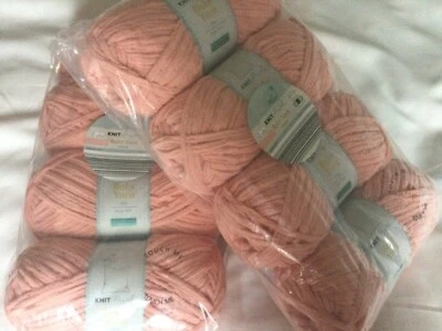 800g ROSE PINK BABY YARN 8x 100g Chunky Velvet Chenille with CUSHION PATTERN New - Image 1 of 4