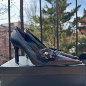 Zapatos de salón Chanel clásicos de colección negros con flores de camelia punta CC US 7/EU38 - Imagen 1 de 13