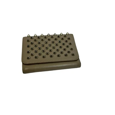 Cartera de cuero con clavos Christian Louboutin - Beige con interior rojo característico Foto 1 de 4