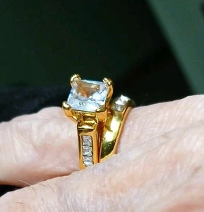 Goldene Eheringe & Verlobungsringe Größe 8 Neu, Zirkonia Art Steine, zum Spaß - Bild 1 von 5