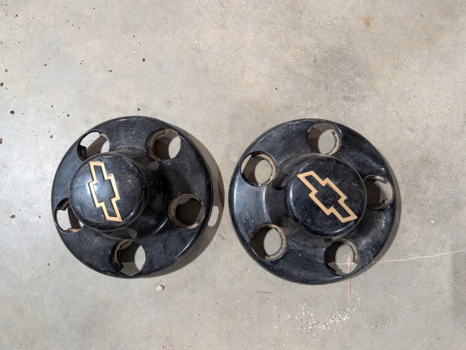 Tapas centrales Chevrolet negras y doradas de 5 tacos Foto 1 de 1