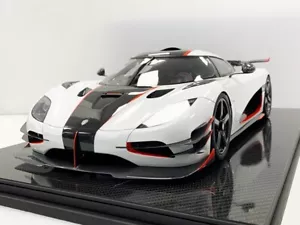 1/8 FrontiArt Koenigsegg One:1 Blanco con Rojo Acento Fibra de Carbono Base - Imagen 1 de 10