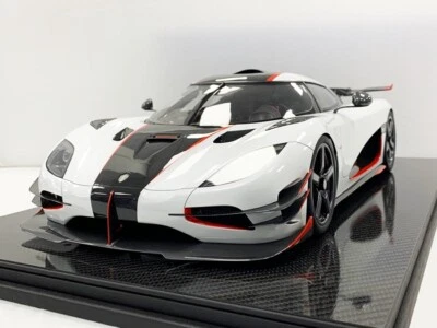 1/8 FrontiArt Koenigsegg One: 1 Bianco con il Rosso Accento Carbonio Fibra Basi - Immagine 1 di 4