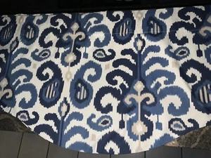 CENEFA IKAT ALMA SLADE PERSONALIZADA~AZUL Y MARFIL~FESTONEADA~52"" W (4) DISPONIBLE - Imagen 1 de 3