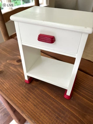 Mesa de cabeceira American Girl Pleasant Company Molly's branca vermelha boneca móveis madeira - Imagem 1 de 4