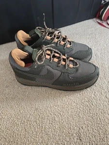  NIKE SCARPA DONNA AIR FORCE 1 WILD CARGO KAKI/SEQUOIA LINO FB2348-302 taglia 6,5 - Foto 1 di 7