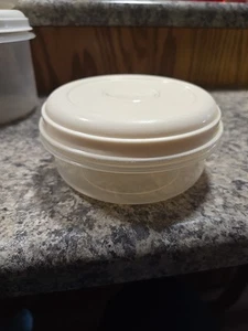 Vtg. Rubbermaid Servin Saver Storage Container Round Almond Lid 1.7 Pint #0433 - Picture 1 of 1