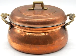 Olla vintage de 8,5" con tapa de metal de cobre martillado con asas de latón - Imagen 1 de 7