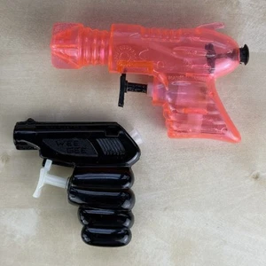 Vintage Squirt Gun Lot of 2 Black Wee Gee & Pink Raygun 1970s? Nice - Picture 1 of 9