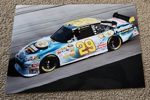 PÓSTER BRILLANTE KEVIN HARVICK #29 PENNZOIL PLATNIO EN PISTA EN BRISTOL 13X19 - Imagen 1 de 1