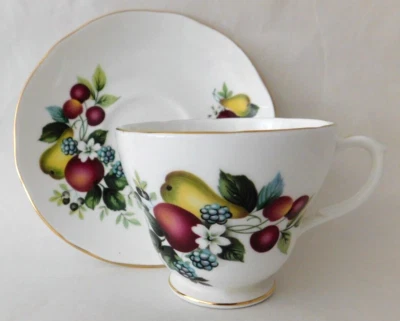 Винтажная чайная чашка 1980-х DUCHESS Bone China England мотив фруктового цветка золотистая отделка б/у в отличном состоянии - Изображение 1 из 4