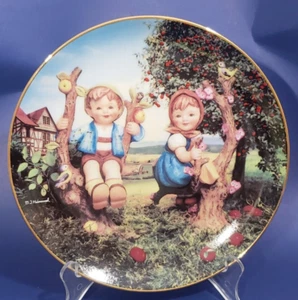 Vintage M.I. Placa de coleccionista Hummel “Apple Tree Boy and Girl” 1992 Danbury como nueva - Imagen 1 de 6