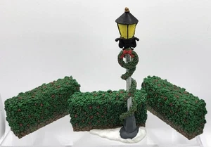 Juego de 3 POSTES DE LÁMPARA Y SETOS de Navidad Plaza San Nicolás Colección The Village - Imagen 1 de 12