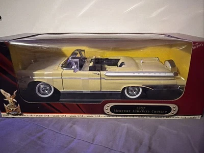 Road Signature 1957 Mercury Turnpike Cruiser Diecast 1:18 - Image 1 of 4